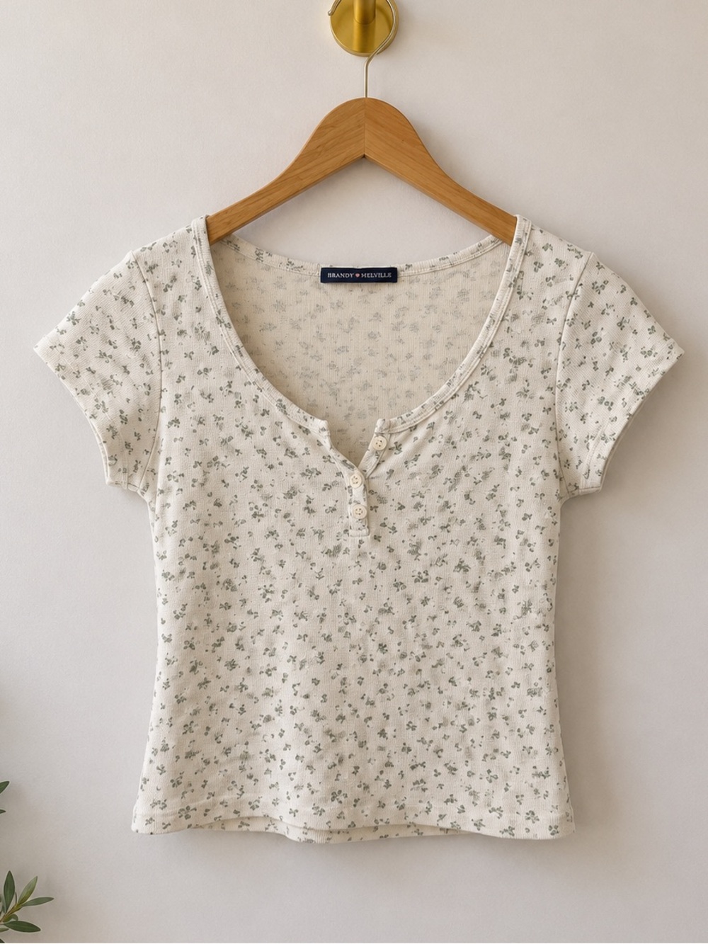 🌼 3/$15 Brandy Melville Cream Floral Scoop Henley Tee S